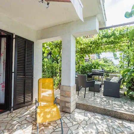 Schoene Erdgeschosswohnung Mit Sonnenterrasse By Interhome شقة