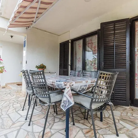 شقة Schoene Erdgeschosswohnung Mit Sonnenterrasse By Interhome