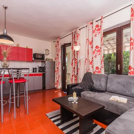 Schoene Erdgeschosswohnung Mit Sonnenterrasse By Interhome *