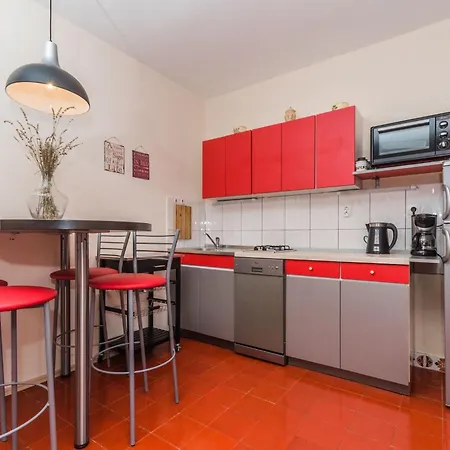 Schoene Erdgeschosswohnung Mit Sonnenterrasse By Interhome شقة دْغاماي