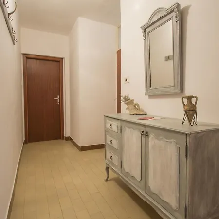 Schoene Erdgeschosswohnung Mit Sonnenterrasse By Interhome شقة