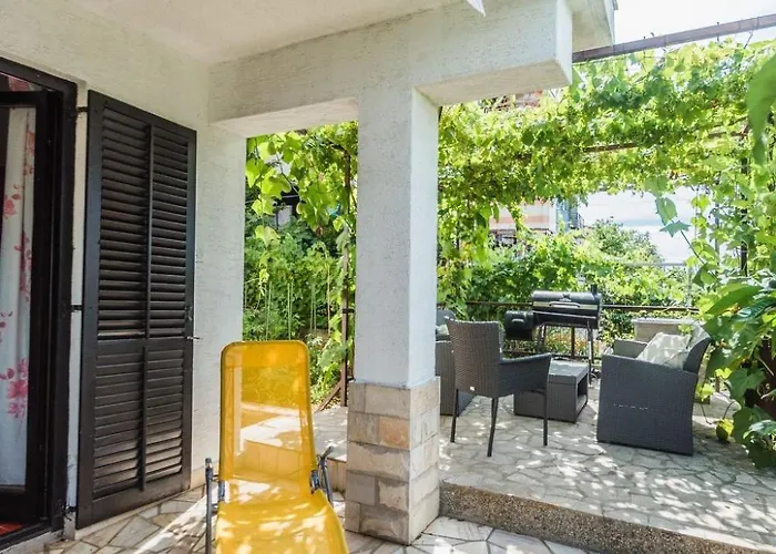 Schoene Erdgeschosswohnung Mit Sonnenterrasse By Interhome Apartman