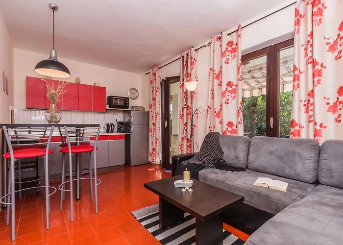 Schoene Erdgeschosswohnung Mit Sonnenterrasse By Interhome *