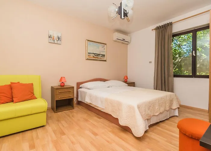 Schoene Erdgeschosswohnung Mit Sonnenterrasse By Interhome Apartman