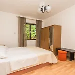 Schoene Erdgeschosswohnung Mit Sonnenterrasse By Interhome