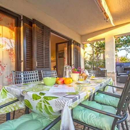 Schoene Erdgeschosswohnung Mit Sonnenterrasse By Interhome