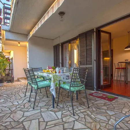 Schoene Erdgeschosswohnung Mit Sonnenterrasse By Interhome Apartamento Dramalj