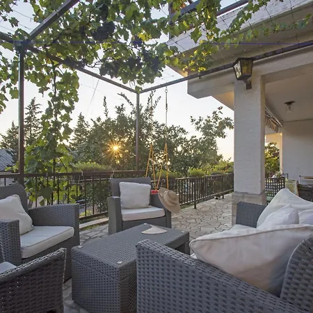 Schoene Erdgeschosswohnung Mit Sonnenterrasse By Interhome *