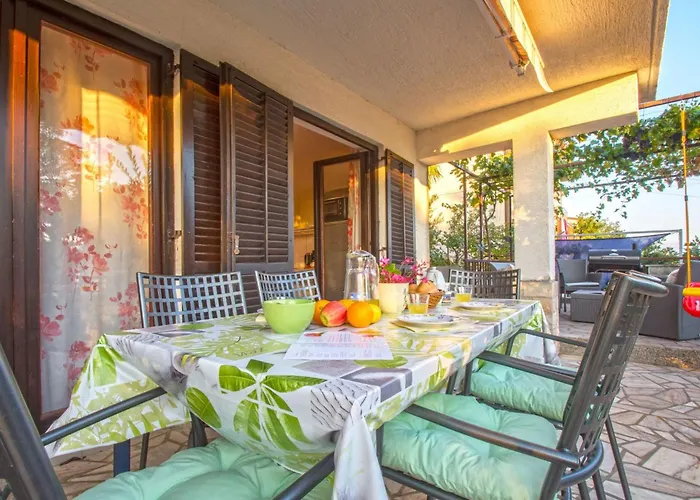 Schoene Erdgeschosswohnung Mit Sonnenterrasse By Interhome