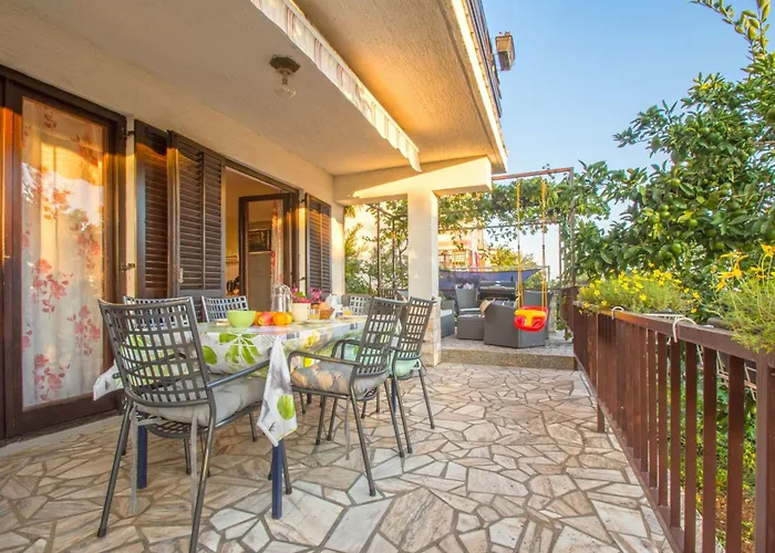 Appartamento Schoene Erdgeschosswohnung Mit Sonnenterrasse By Interhome