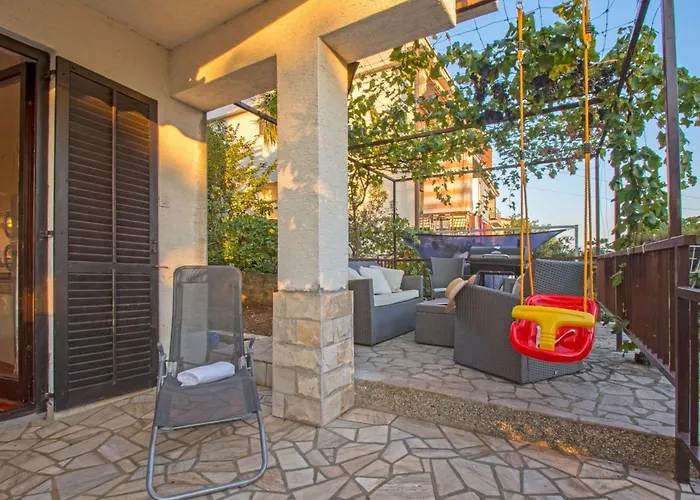 Schoene Erdgeschosswohnung Mit Sonnenterrasse By Interhome